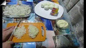 СЛОЁНЫЙ САЛАТ С КОНСЕРВАМИ И ПЛАВЛЕНЫМИ СЫРКАМИ! БЫСТРО, ПРОСТО И ВКУСНО!