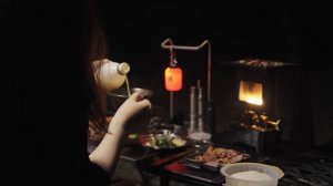 Кемпинг во время сильного дождя в лесу, где дождь, похожий на водяные бомбы, падает безостановочно.