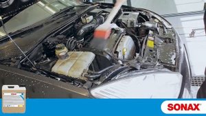 Мойка под капотом авто с автокосметикой SONAX