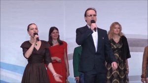 Гимн народов России. Исп. Владимир Тихонов (внук В. Тихонова и Н. Мордюковой) и Евдокия Степаненко.