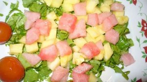 Фруктово-овощной салат с ананасом