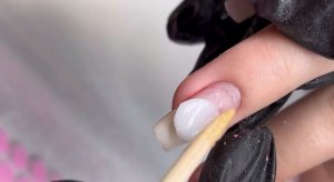 Яркий маникюр