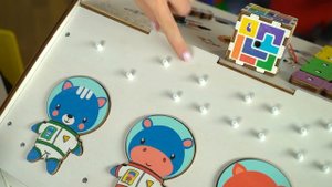 Маленькая Вера и Медведь влог - Играем в Бизиборд для детей малышей