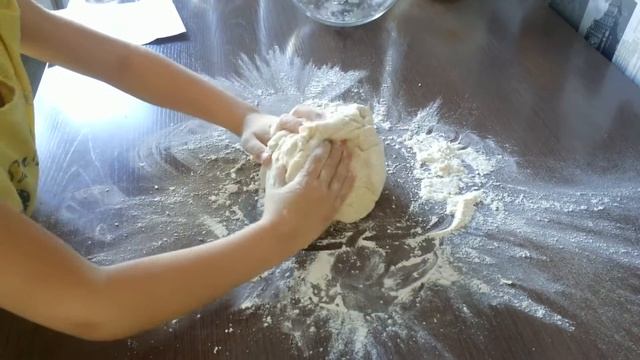 Печём сосики в тесте / Пошаговый рецепт сосисок в тесте смотреть онлайн