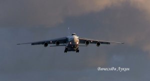 Посадка Ан-124-100 "Руслан" RA-82035 ещё Туполев Ту-134 на посадке в кадр попал.