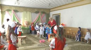 Игра "Мамины помощники" на утреннике 8 Марта 2013 в старшей группе.Муз.рук. Максюта Г. В.