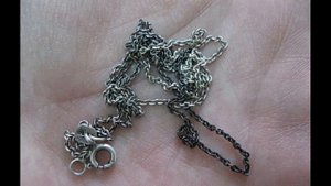 Почему чернеет серебро на теле человека