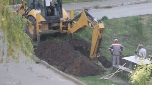 CAT432F копает траншею под газопровод.