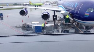 Как происходит погрузка обедов на самолет