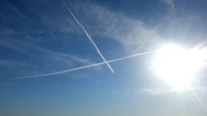 Утро. След на небе в виде креста от самолетов.