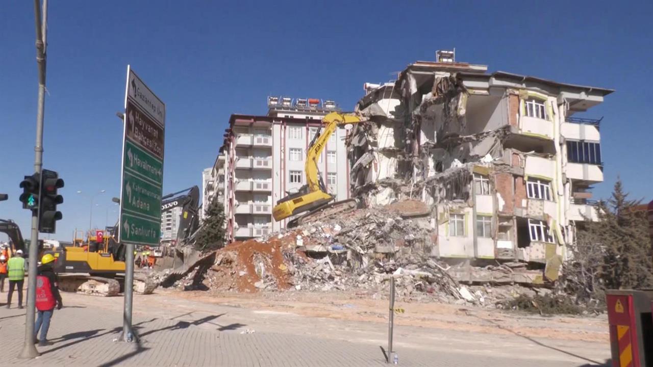 В зоне бедствия в Сирии и Турции оказались миллион...лей разрушенных городов, в том числе и россияне