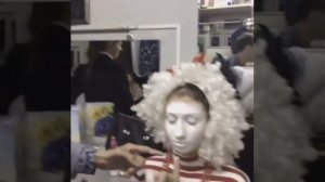 Красотки в прозрачных платьях на выставке переодеваются в гримёрке