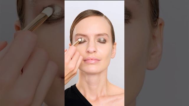 Ореховый смоки с оливковым сиянием, родившийся благодаря сочетанию косметики от Latte Beauty