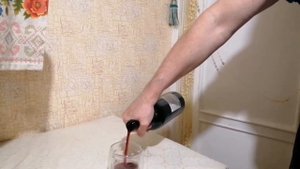 Как открыть бутылку вина без штопора