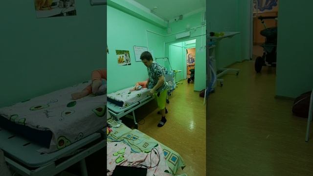 когда поворачиваемся на бочек, а мультики то все равно нужно смотреть ?#евасма1 #папасаша #вбольнич