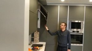 Встроенная кухня с суперматовыми фасадами + шпон