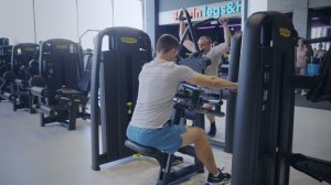 Тяга на заднюю дельту в тренажере/ Back deltiod machine row