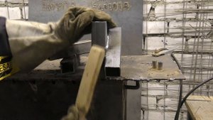 Почему электродами с основным покрытием нельзя варить сверху-вниз?