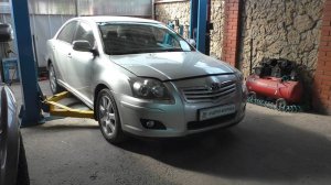 Оборвало опору передней стойки замена чашки стойки на Toyota Avensis 2,0 Тойота Авенсис 2007 года