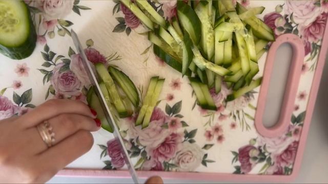 САЛАТ С СУХАРИКАМИ И КОЛБАСОЙ✅КАК У МАМЫ  ДОМА❤️?