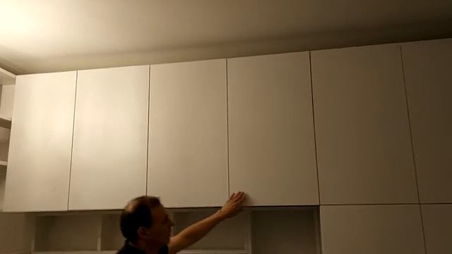 Подиум в маленькой однушке с местами для хранения и система шкафов смотреть онлайн