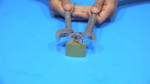 Так ли просто вскрыть навесной замок с помощью гаечных ключей