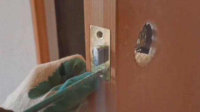 Врезка замка с ручкой в межкомнатную дверь своими руками без шаблона смотреть онлайн
