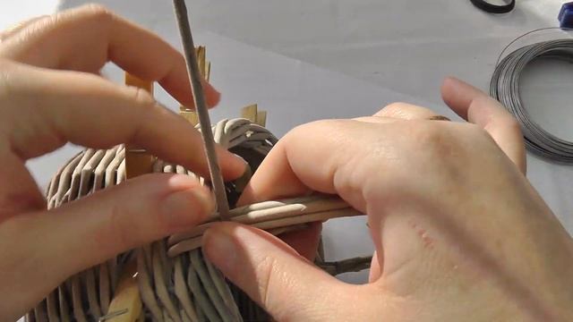 Ручка-закрутка для корзины из газетных трубочек