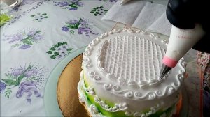 Торт на день рождения. Украшение белково-заварным кремом.