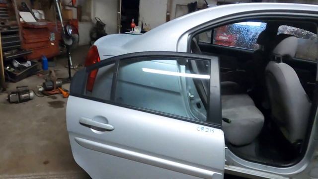 Replacing a door on an auction bought Hyundai Accent. смотреть онлайн