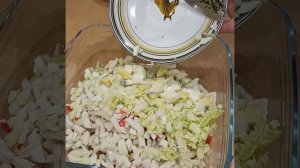 Нежный салат из кальмаров, крабовых палочек, сыра и зелени. На праздник и на каждый день.