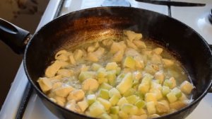 Съедается вмиг! Куриное филе с кабачком в сметане! Очень вкусно.