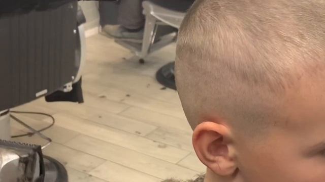 CUTE KID HAVING A RESTYLE. GRADE 2 ON TOP WITH A SKIN FADE USING WAHL 1919’s AND WAHL DETAILER LI’S смотреть онлайн