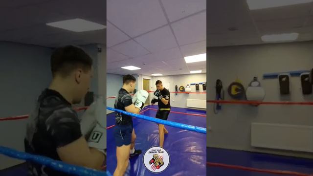 Отработка в парах!🥊

1⃣ - пробивает правый боковой в голову.
2⃣ - работает на подставках правой рук