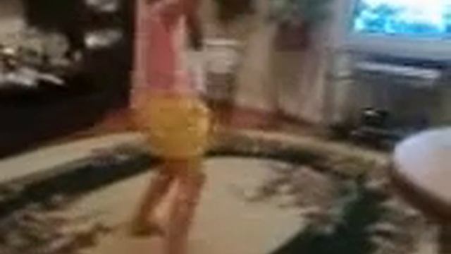 Танец пьяной гречанки Элины)))/ Greek Goddess dancing Zeibekiko! смотреть онлайн