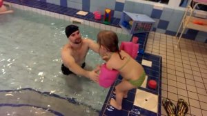 Купаемся в большом бассейне, дочка прыгает в бассейн бомбочкой. Swimming in the pool