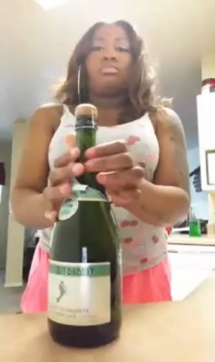 Девушка первый раз открывает шампанское