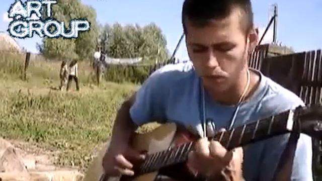 Ооочень душевно поет парень под гитару и голос красивый!!!