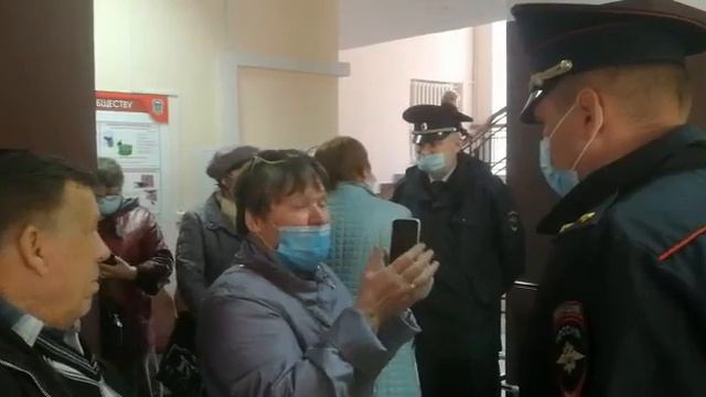 В клинцовской горадминистрации вместо того, чтобы принять посетителей вызвали сотрудников полиции смотреть онлайн