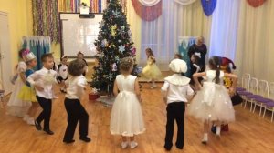 Танец вокруг ёлки