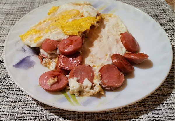 Яичница с сосисками на сковороде. смотреть онлайн