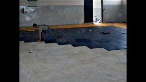 Монтаж модульной плитки ПВХ в цехе предприятия