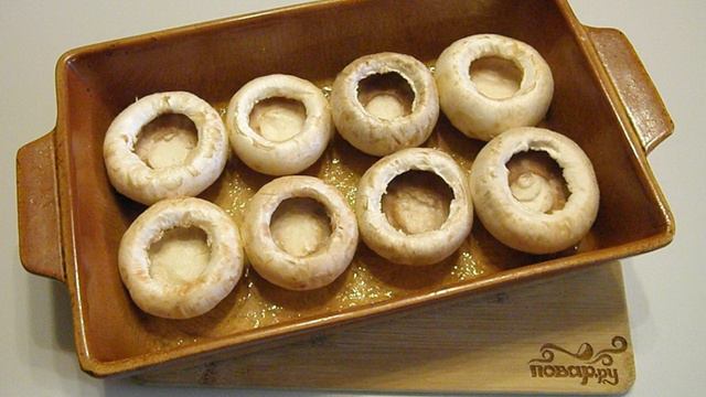 Фаршированные шампиньоны в духовке с сыром