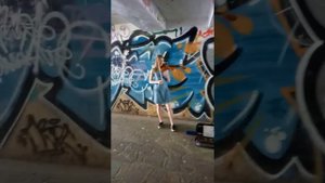 Классно играет на скрипке в подземном переходе!