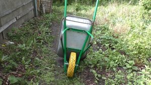 Замена подшипников в садовой или строительной тачке.