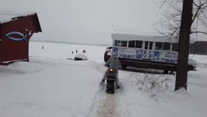 Снегоход из мотоцикла езда по снегу  озера Сенеж на сноубайке