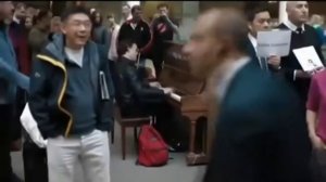 профессионал пианист поиграл на случайно попавшемся пианино композицию