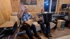 Балалайка сама играет! Шуточная композиция в исполнении мастера игры на балалайке.