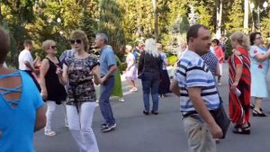 ТАК УСТРОЕНЫ МУЖЧИНЫ, ЛЮБЯТ ЖЕНЩИН БЕЗ ПРИЧИНЫ! СЧАСТЛИВЫЕ МОМЕНТЫ ИЗ ПАРКА ГОРЬКОГО ХАРЬКОВ ТАНЦЫ