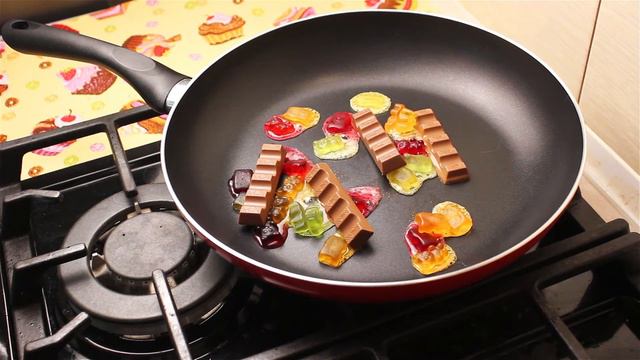 ЖЕЛЕЙНЫЙ МЕДВЕДЬ И КИНДЕР ШОКОЛАД !🔴 ШОК ! СУПЕР СЛАДОСТИ !🔴 ВЫЗОВ ПРИНЯТ !🔴 смотреть онлайн